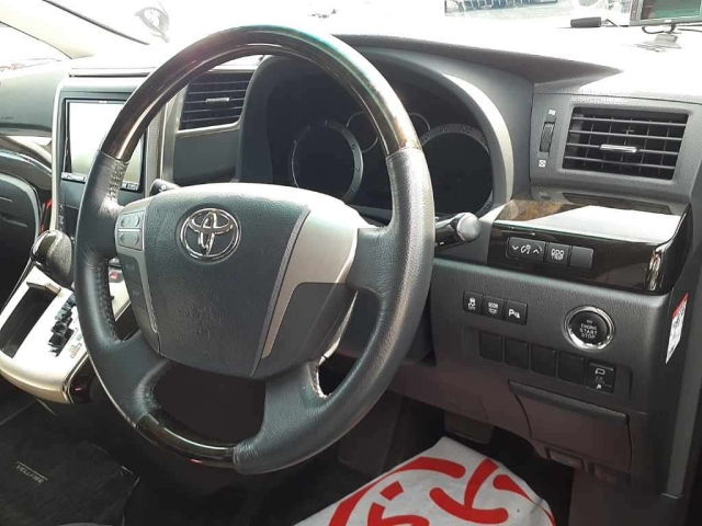 TOYOTA VELLFIRE 2011