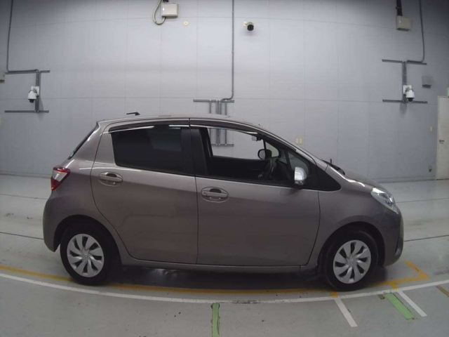 TOYOTA VITZ 2017
