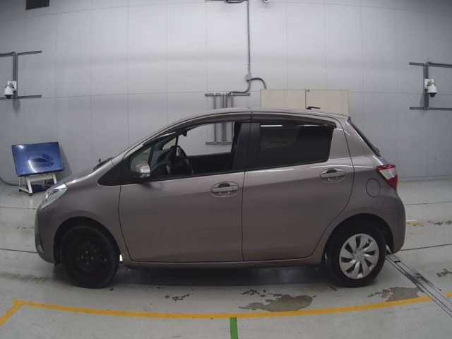 TOYOTA VITZ 2017