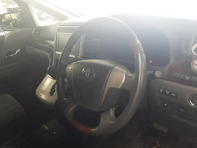 TOYOTA VELLFIRE 2013