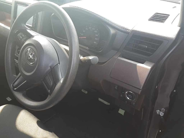 TOYOTA ROOMY 2017