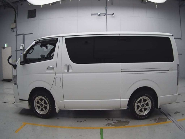 TOYOTA HIACE VAN 2022