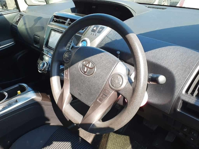 TOYOTA PRIUS ALPHA 2015