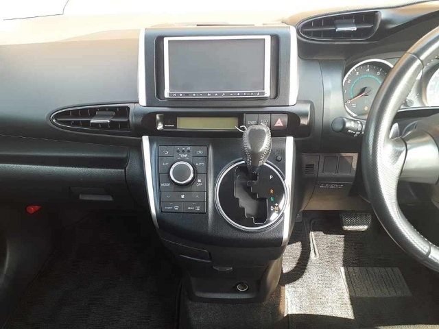 TOYOTA WISH 2010