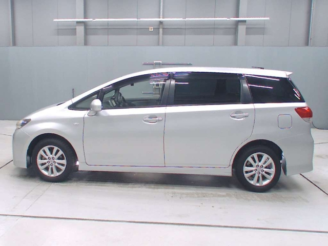 TOYOTA WISH 2010