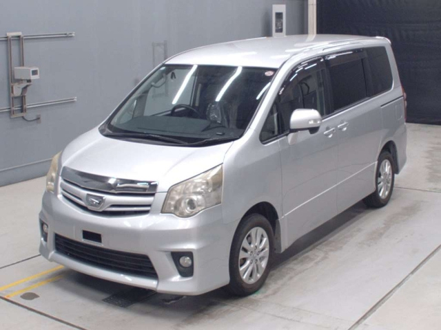 TOYOTA NOAH 2010