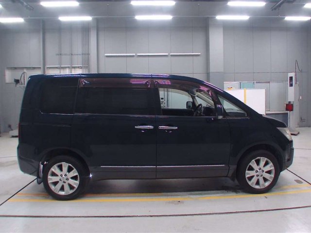 MITSUBISHI DELICA D5 2011