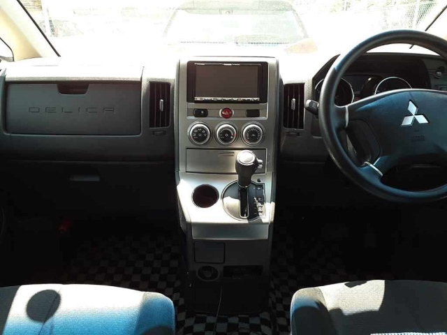MITSUBISHI DELICA D5 2011