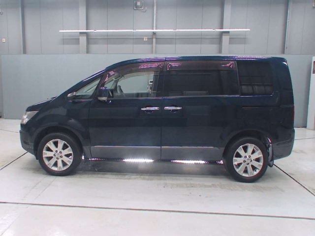 MITSUBISHI DELICA D5 2011