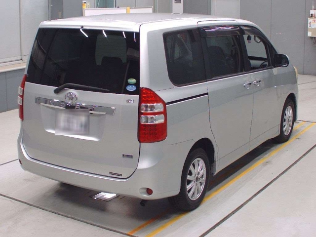 TOYOTA NOAH 2012