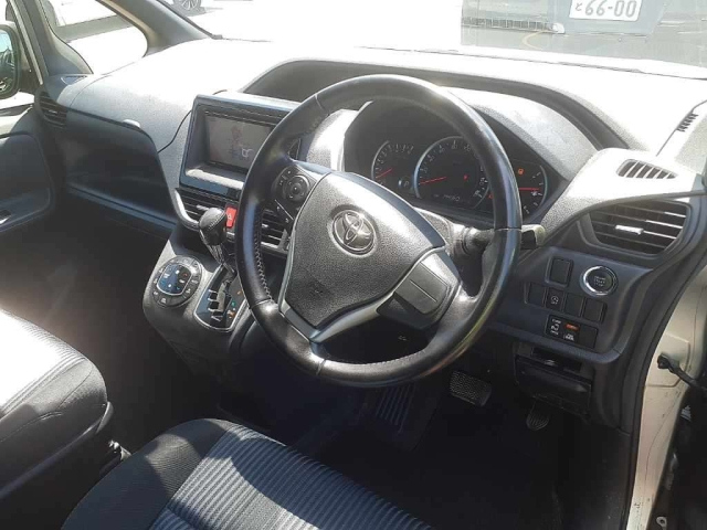 TOYOTA VOXY 2014