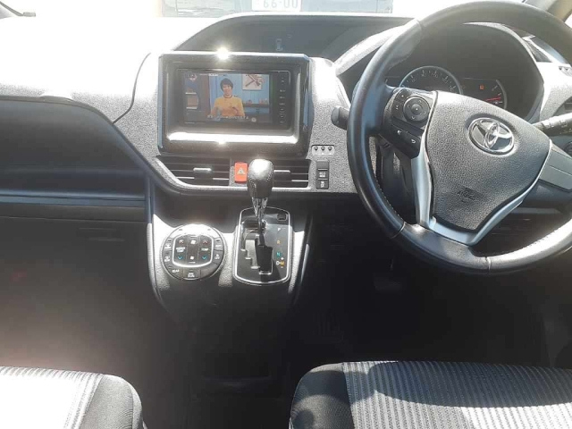 TOYOTA VOXY 2014