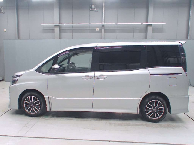 TOYOTA VOXY 2014