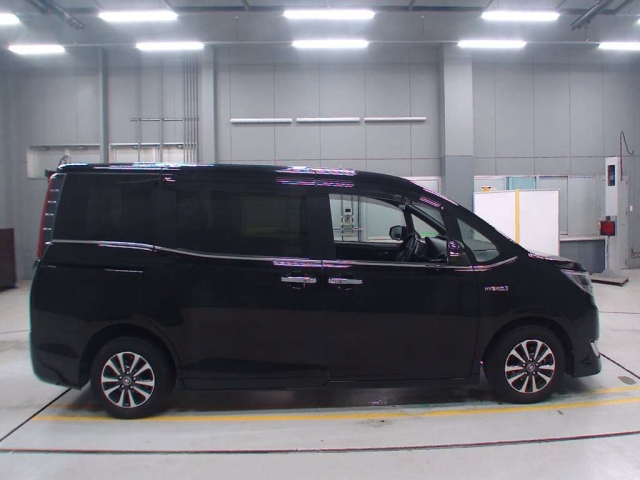 TOYOTA ESQUIRE 2018
