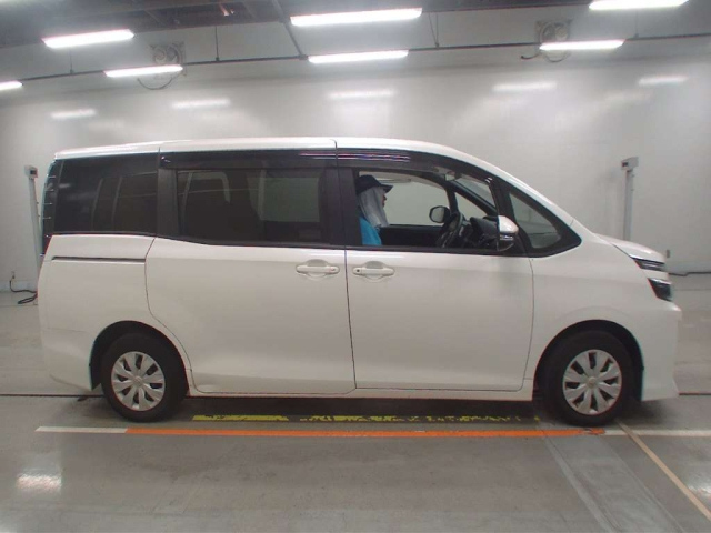 TOYOTA VOXY 2014