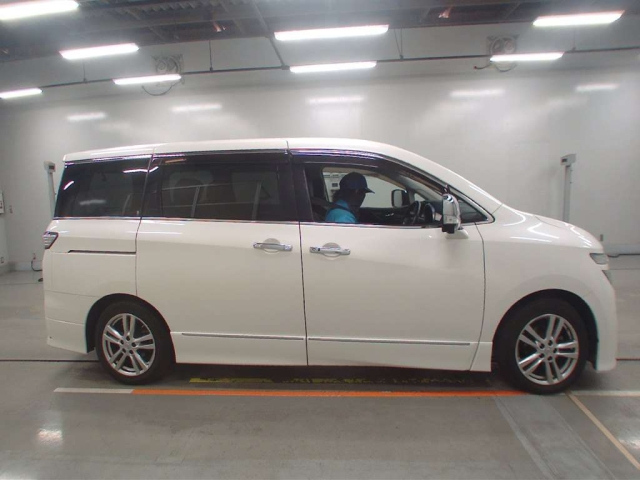 NISSAN ELGRAND 2010