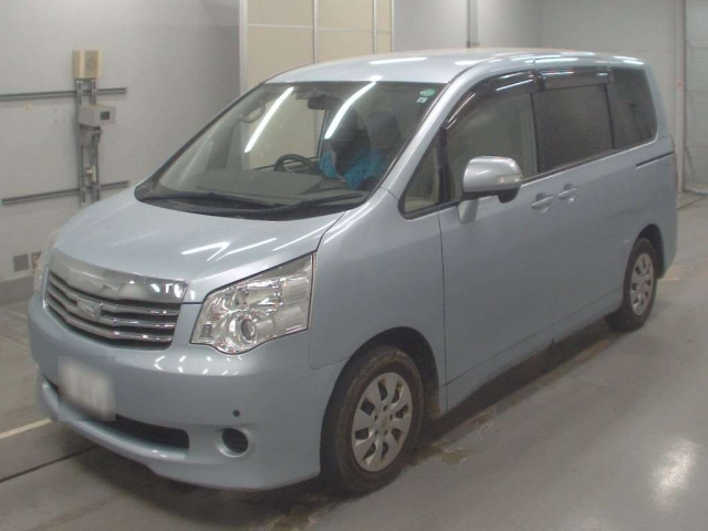 TOYOTA NOAH 2013