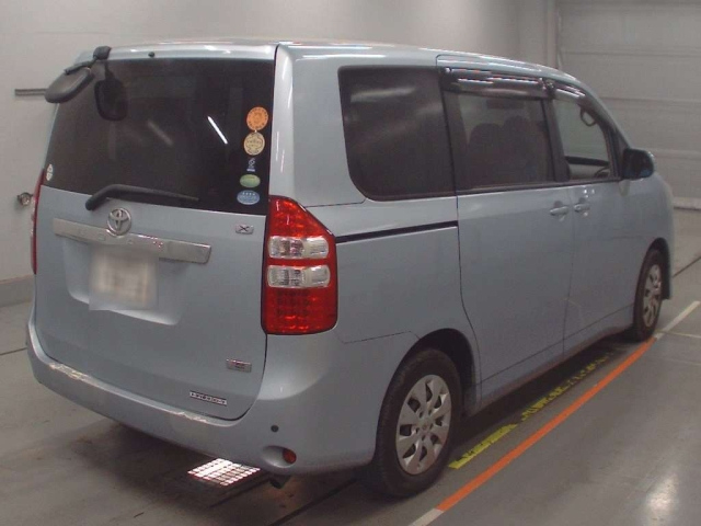 TOYOTA NOAH 2013
