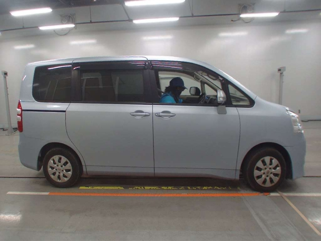 TOYOTA NOAH 2013