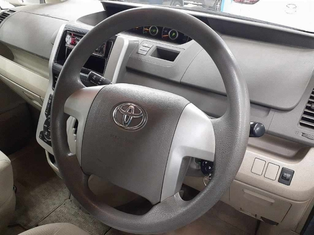 TOYOTA NOAH 2013