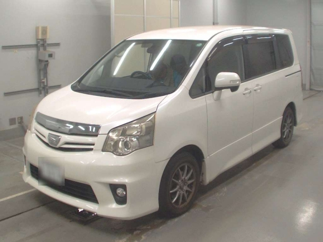 TOYOTA NOAH 2011