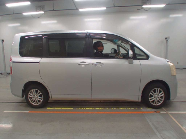 TOYOTA NOAH 2008