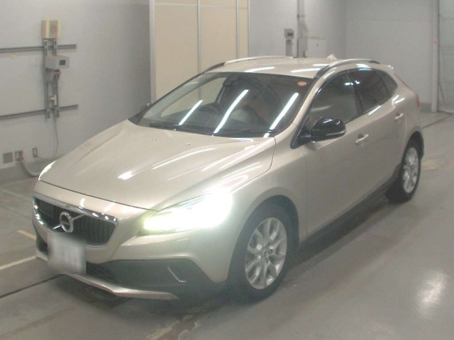 VOLVO V40 2018