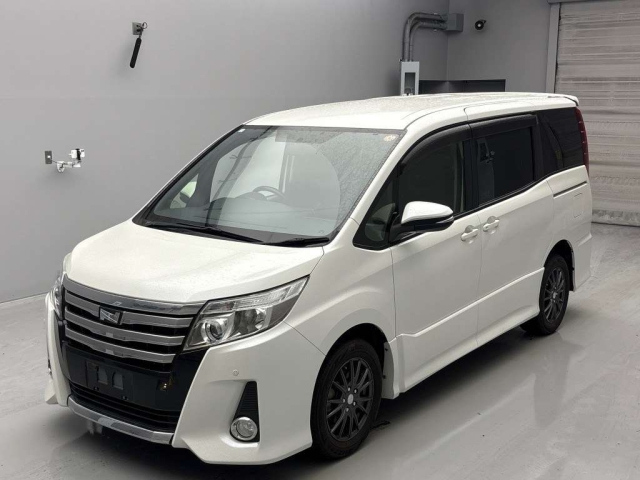 TOYOTA NOAH 2015