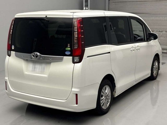 TOYOTA NOAH 2017