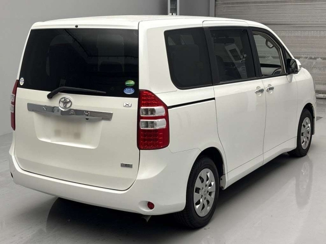 TOYOTA NOAH 2013