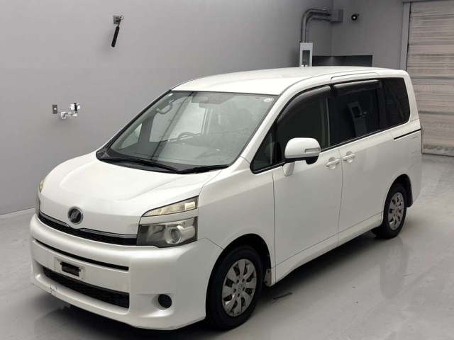 TOYOTA VOXY 2010