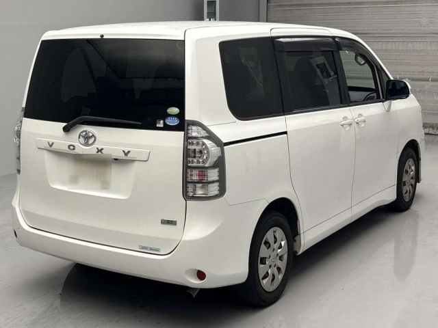 TOYOTA VOXY 2010