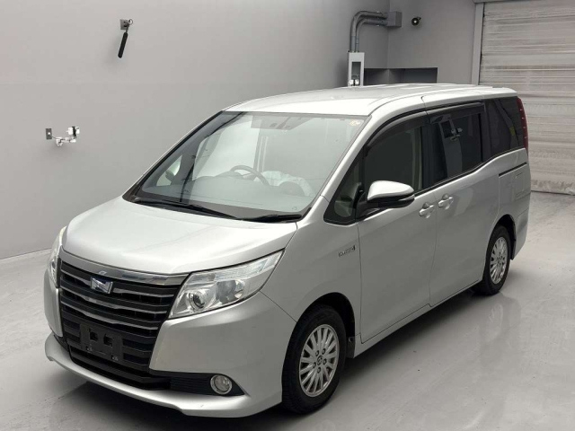 TOYOTA NOAH 2014