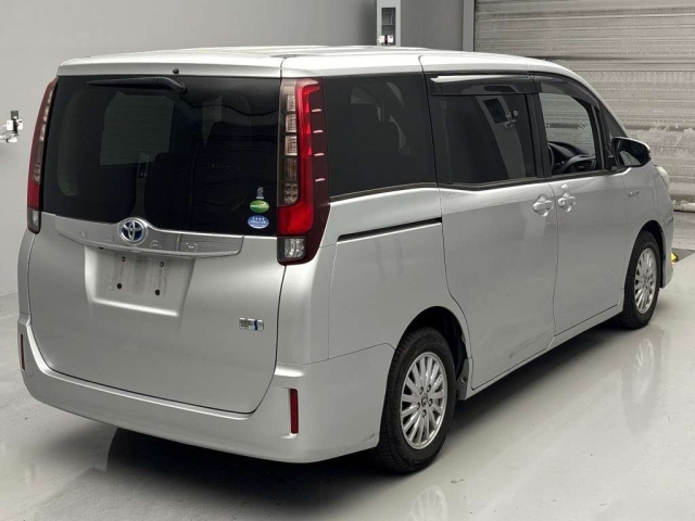 TOYOTA NOAH 2014