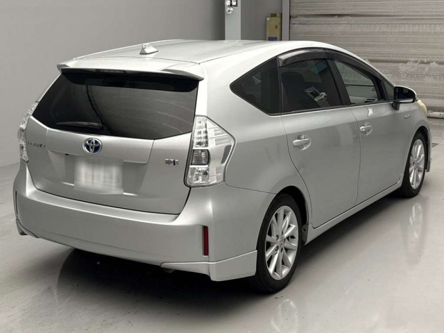 TOYOTA PRIUS ALPHA 2012