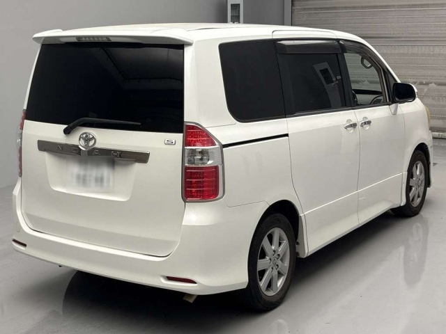 TOYOTA NOAH 2009