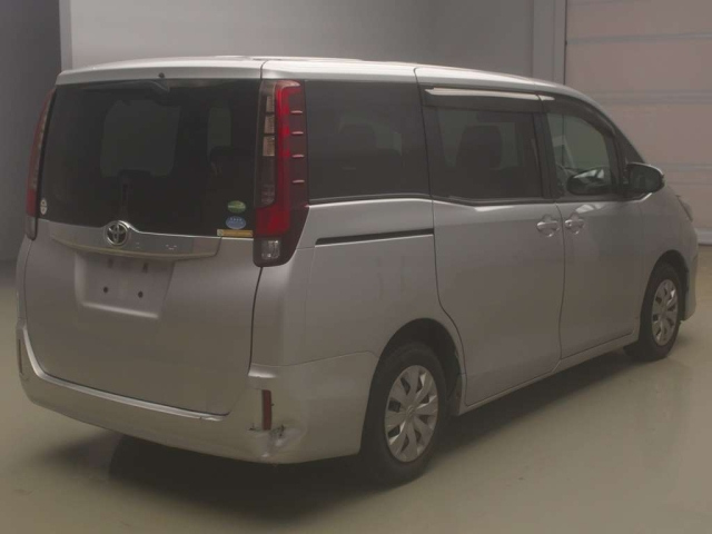 TOYOTA NOAH 2014