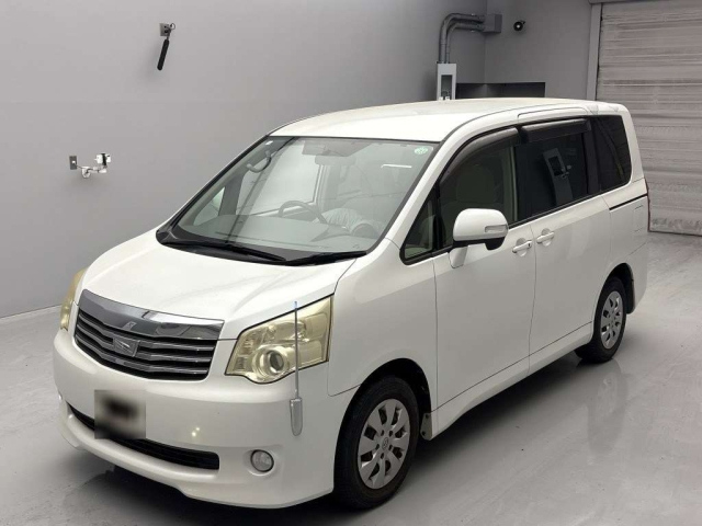 TOYOTA NOAH 2010