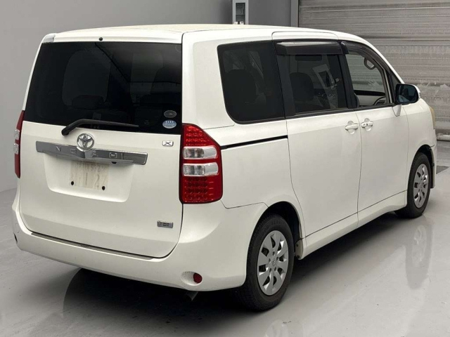 TOYOTA NOAH 2010