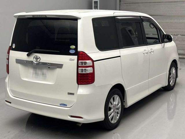 TOYOTA NOAH 2010