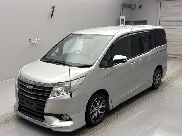 TOYOTA NOAH 2014