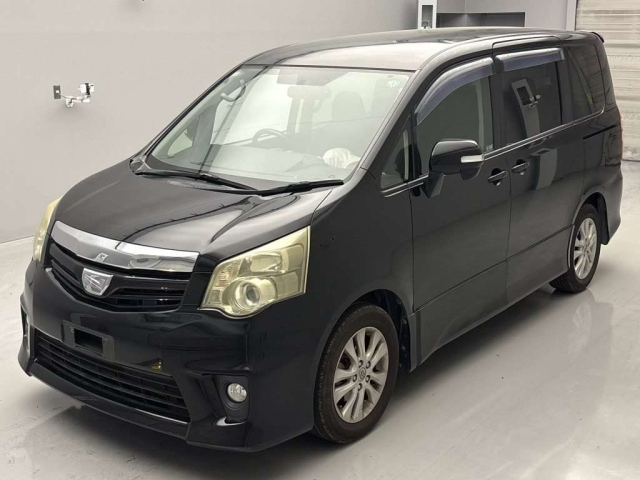 TOYOTA NOAH 2010