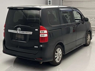 TOYOTA NOAH 2010
