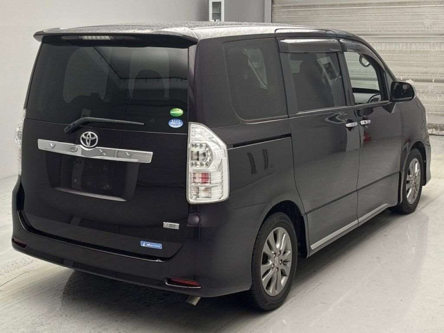 TOYOTA VOXY 2012