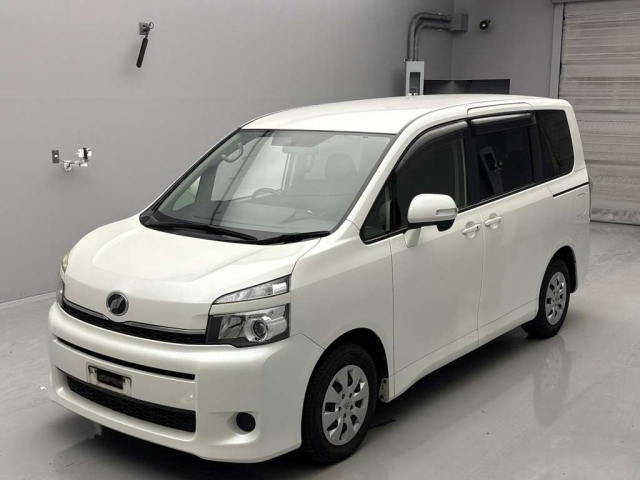TOYOTA VOXY 2013