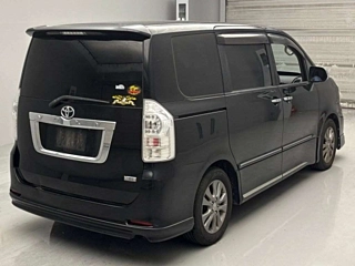TOYOTA VOXY 2013