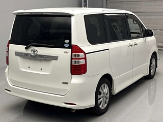 TOYOTA NOAH 2011