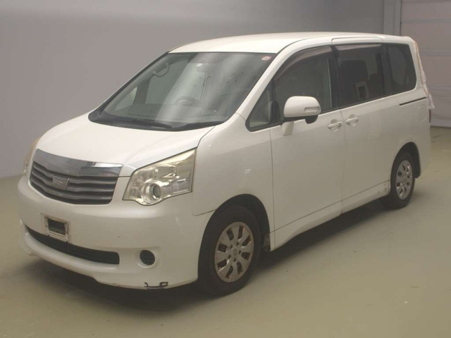 TOYOTA NOAH 2010