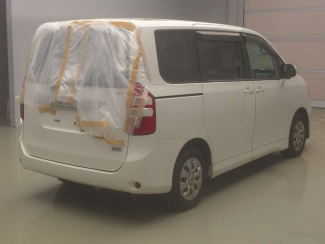TOYOTA NOAH 2010