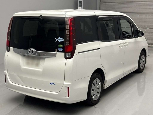 TOYOTA NOAH 2017